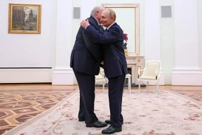 Как Лукашенко Путина от покушения спасал. Стареющие автократы тянут в новый год свои страхи